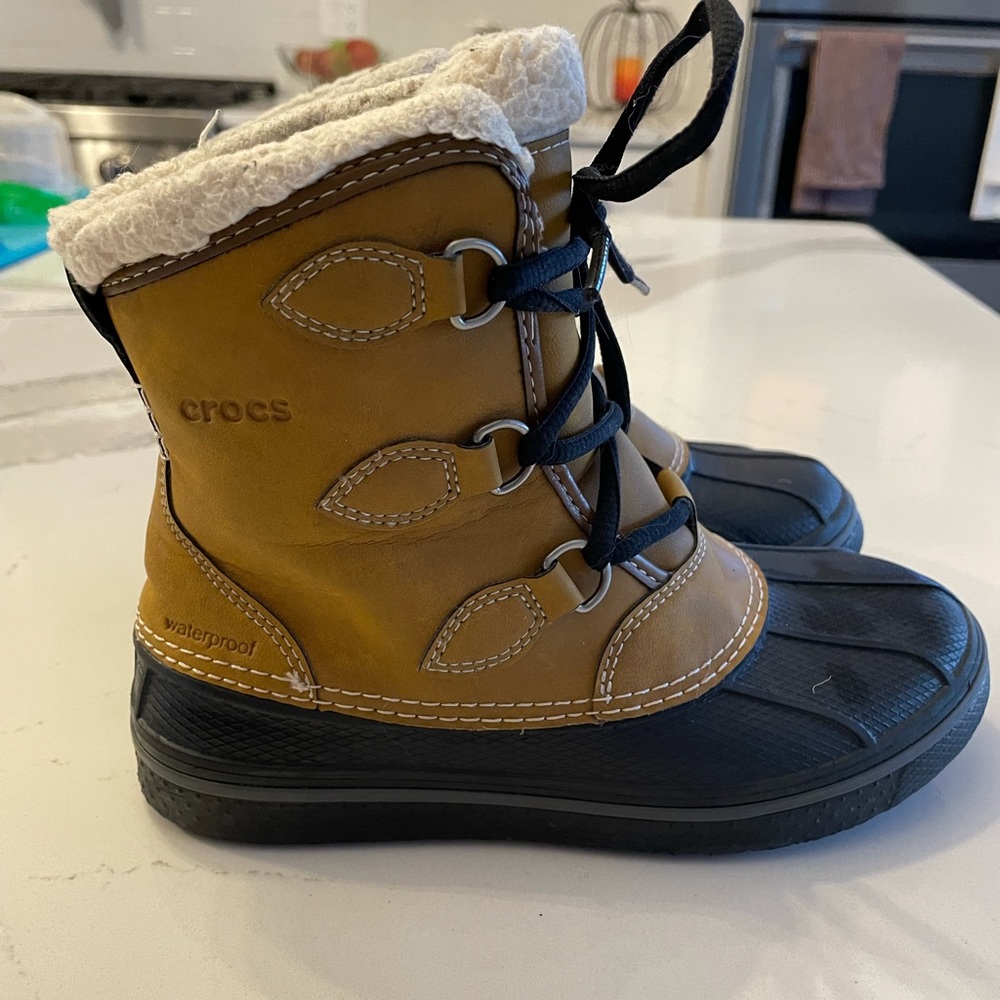 Youth Size 2 Crocs Snowboots